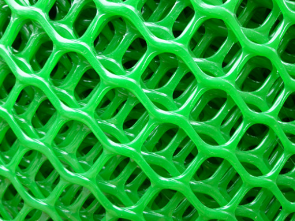 What are the shapes and features of plastic mesh?