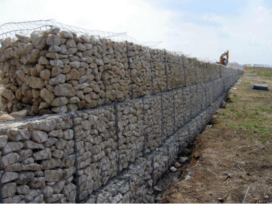 How to ensure the flexibility and permeability of the gabion box