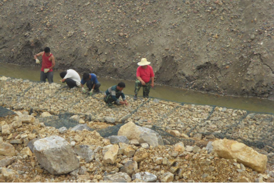 How to prevent the collapse of the reservoir by the protection net of the Gabion box?