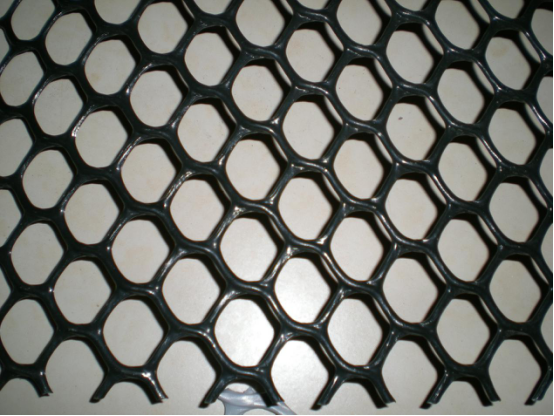 What are the shapes and features of plastic mesh?