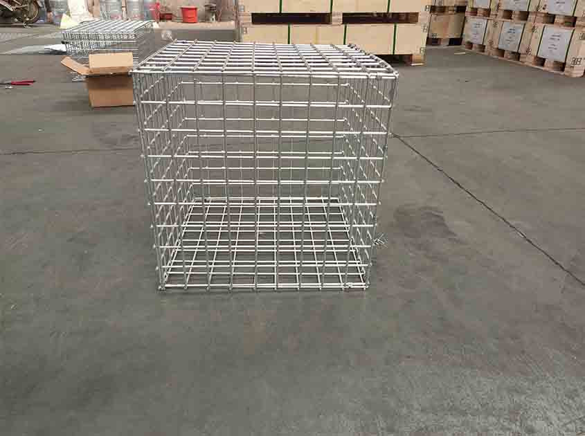 How does galvanized wire mesh compare to stainless steel wire mesh in terms of corrosion resistance?
