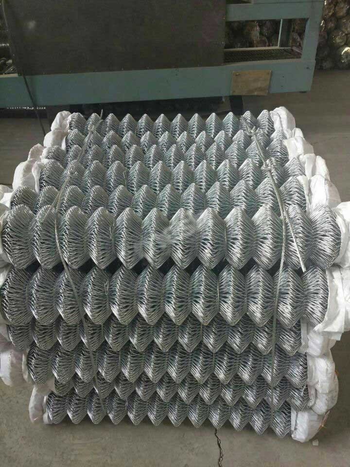How Is Chain Link Wire Mesh Made? Manufacturing Process Explained How Is Chain Link Wire Mesh Made? Manufacturing Process Explained